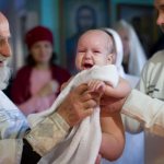 Что входит в обязанности крестного во время крещения ребенка