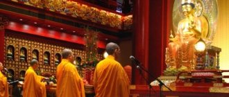 Монахи молятся в храме