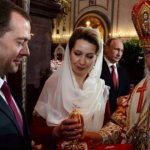 Патриарх Кирилл и Дмитрий и Светлана Медведевы на пасхальной службе