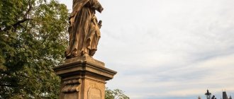 Статуя Святого Иуды в Праге, с табличкой на пьедестале «Преданному другу Христову».