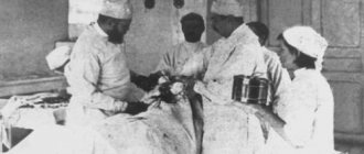 Святитель Лука (слева) в операционной