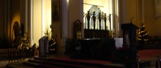 В зале католического храма