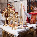 Во время евхаристического канона, священник возносит молитвы к Господу